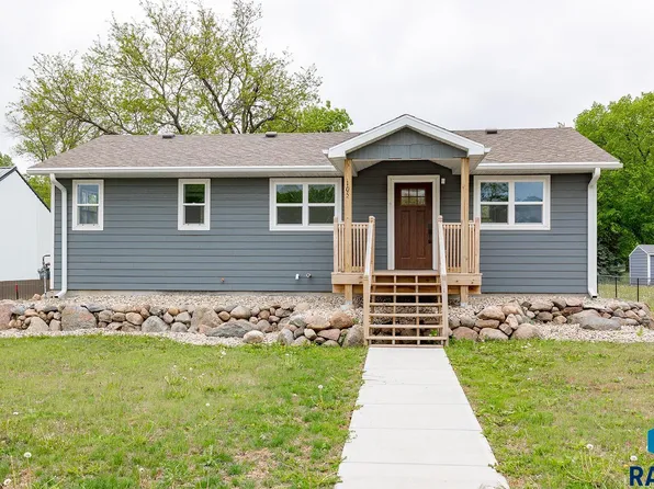105 W Kluckholm St, Montrose, SD 57048