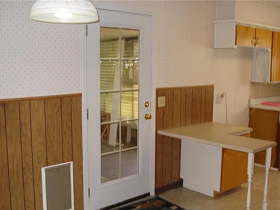 4th image of 524 SW 62nd Ter