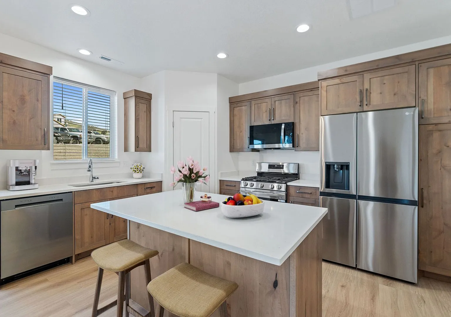 Luxury 4 Bedroom 2.5 Bath with Office & Family Room for Rent Richmond, Utah — Photo 3