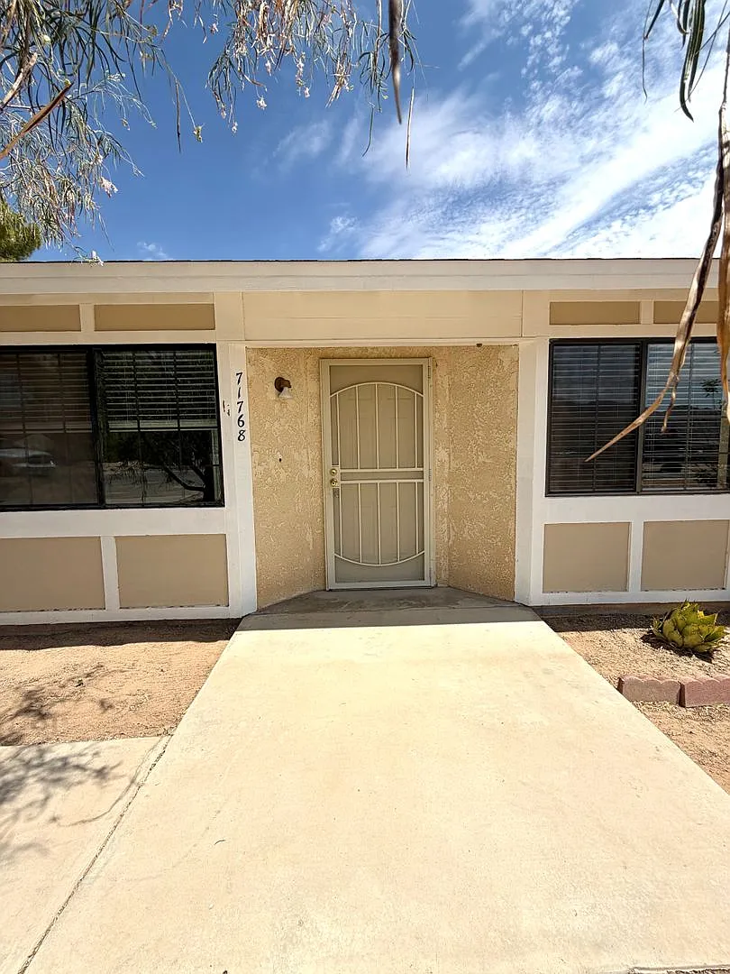 Inviting 3 Bedroom 2 Bathroom Home — Photo 1