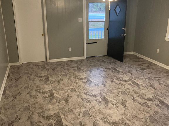 4th image of 844 W College St