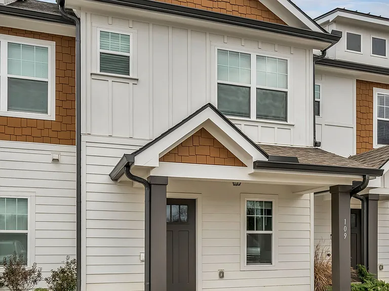 311 E Forge Ct — Photo 2