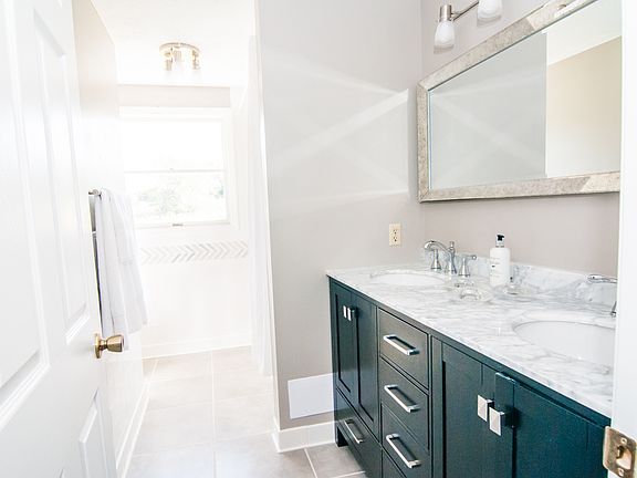 Halway bath on 2nd floor