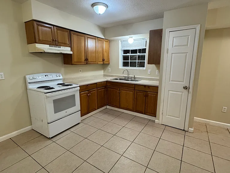 8410 W Livingston Ave — Photo 3