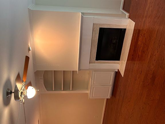 3rd image of 90 Pearl St