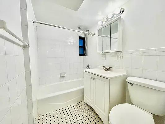 Rented by HOLTON REAL ESTATE INC. | media 22