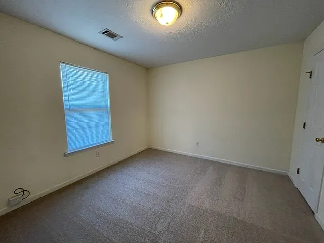 504 Edgecliff Ln — Photo 10