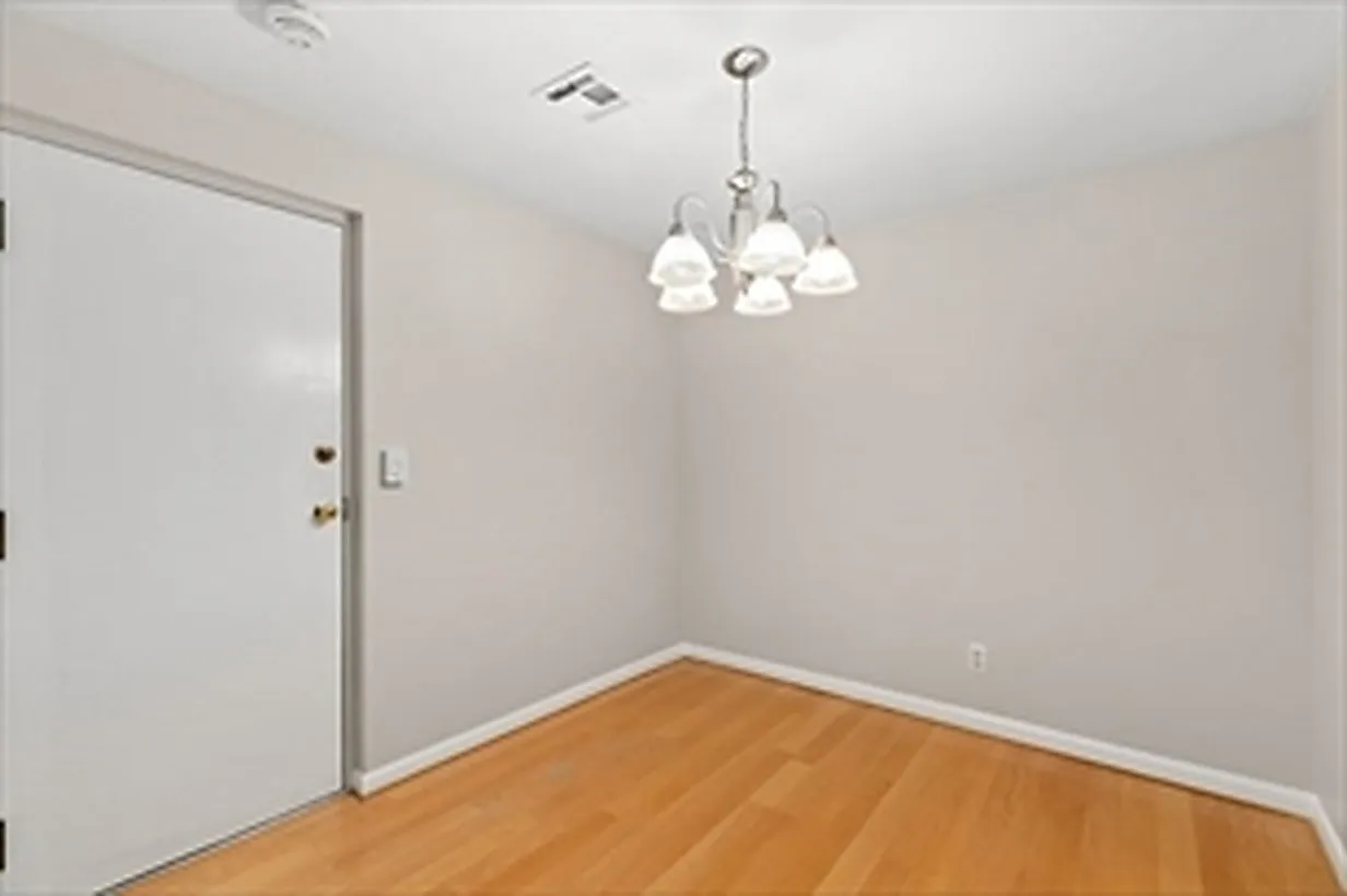 2 bed, 865 sqft, $2,500 — Photo 2