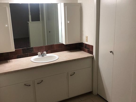 2nd image of 1052 N Wells St