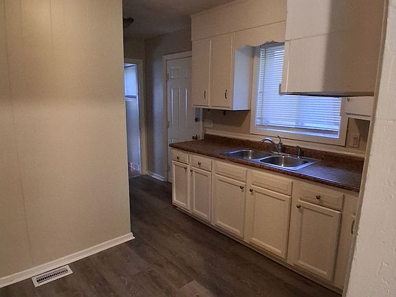 5th image of 444 Burgundy Rd