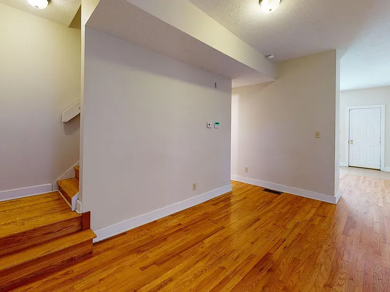 1369 Indianola Ave — Photo 2