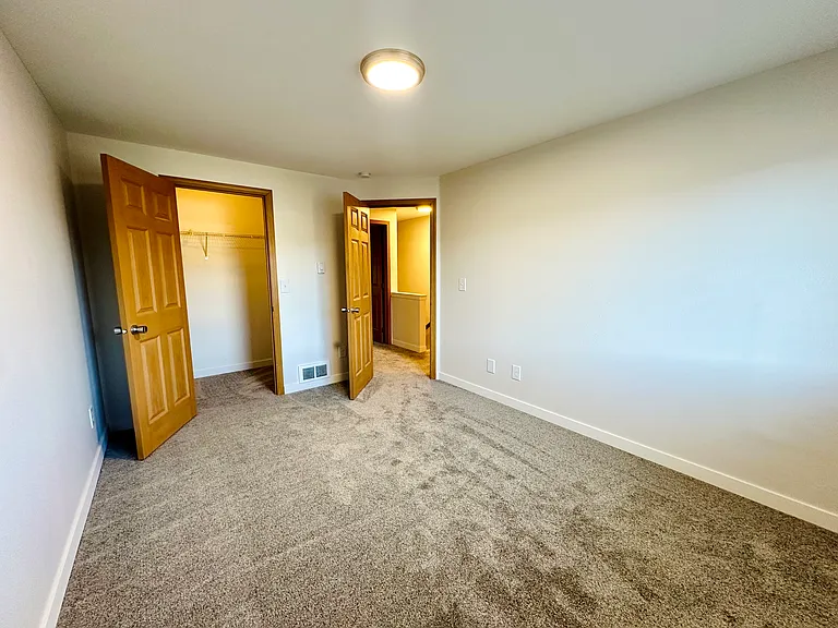 Village Glen Apartments — Photo 12