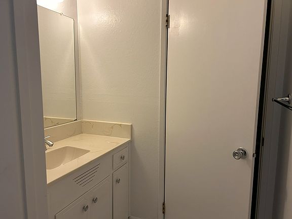 5th image of 643 College St Unit D