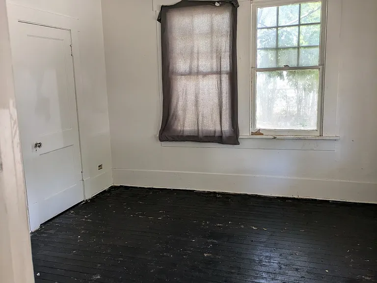 215 Avondale Ave — Photo 10