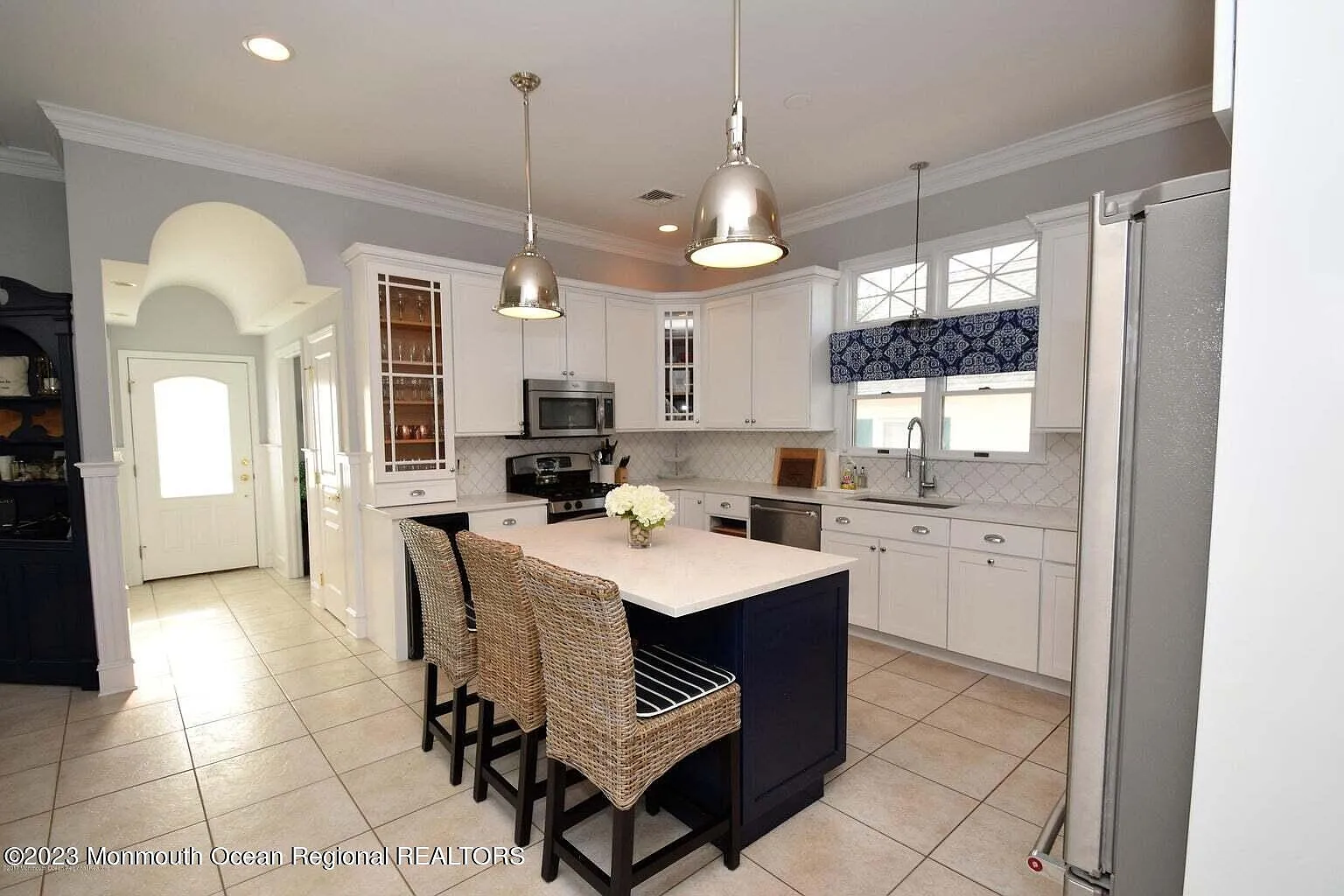 5 bed, 3.5 bath, 2585 sqft, $3,750 — Photo 2