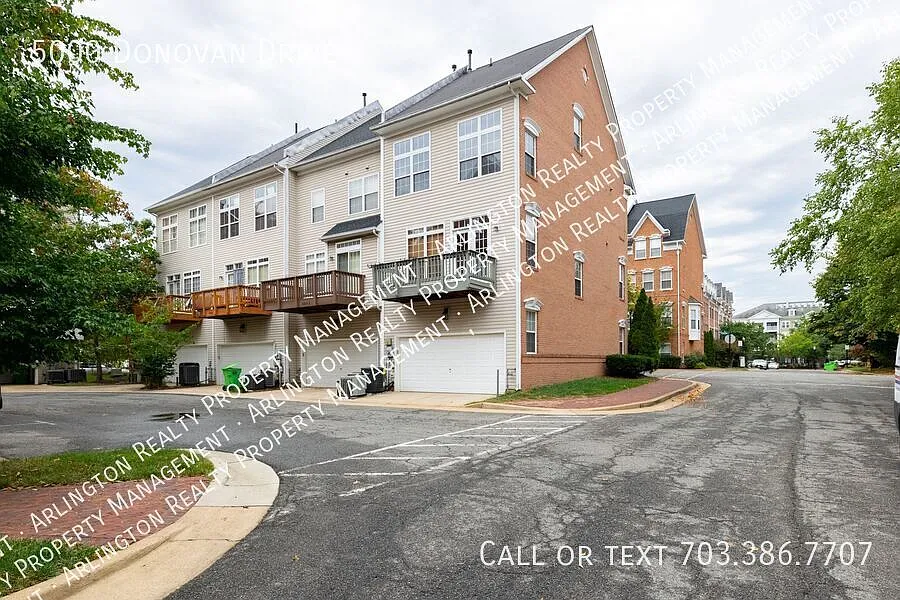 Spacious Townhome — Photo 3