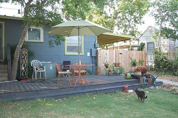 Lovely back yard and deck is great for entertaining!