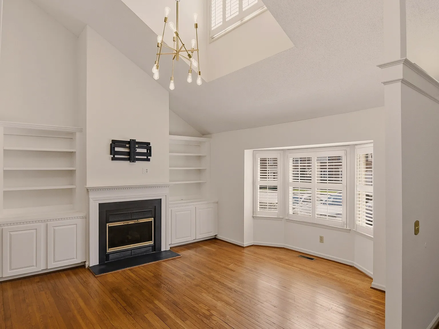 4 bed, 2500 sqft, $2,377 — Photo 3