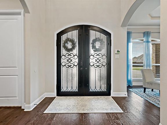 3rd image of 208 Colt Ln