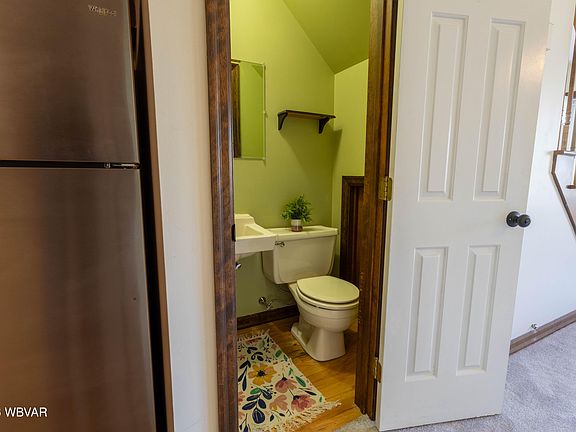 4th image of 19 Hoover St