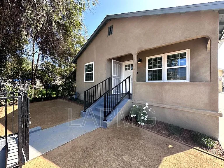 1460 Ricardo St — Photo 31
