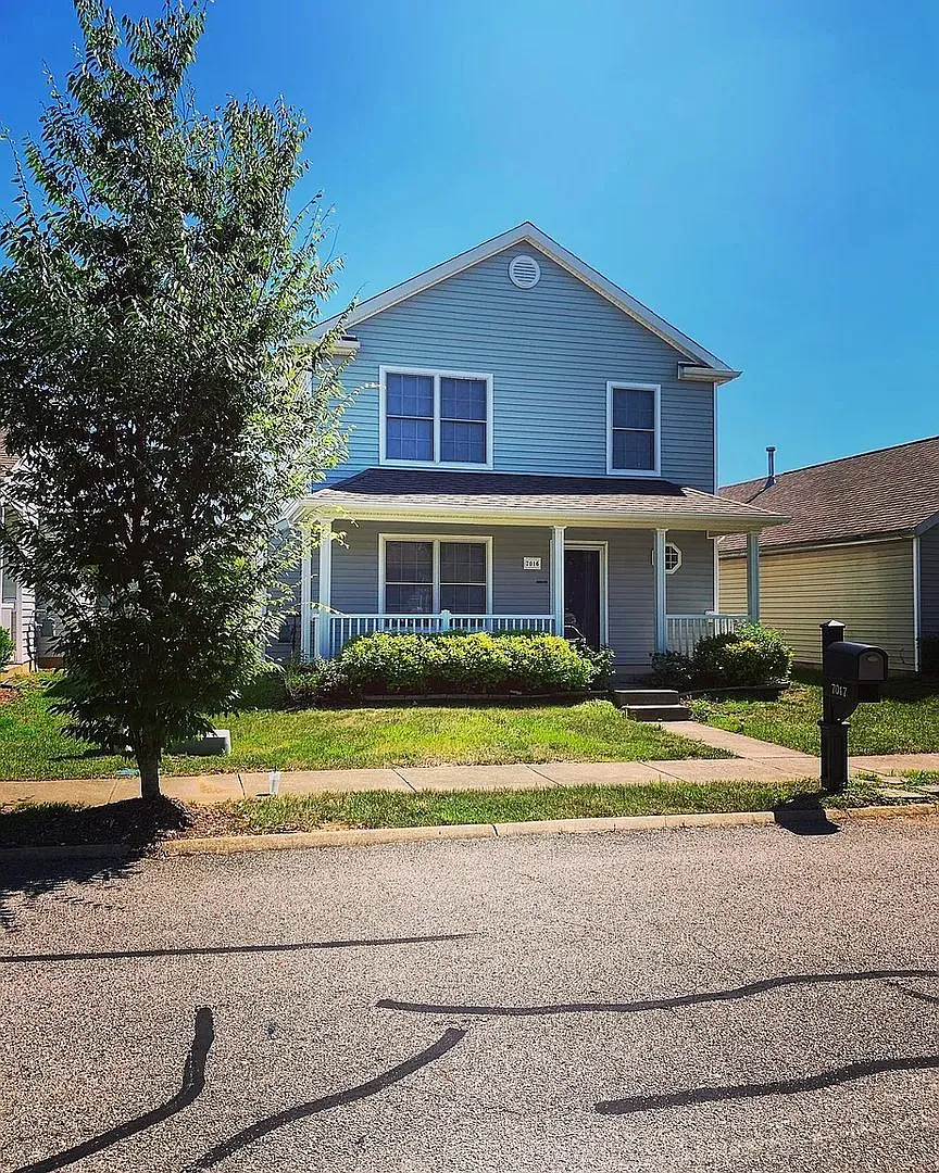 Beautiful Home in an Established Neighborhood with Open Floor Plan and Detached Garage — Photo 1