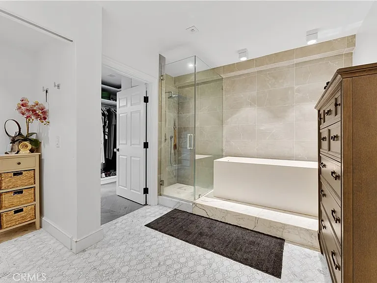 277 S Spalding Dr #201 — Photo 21