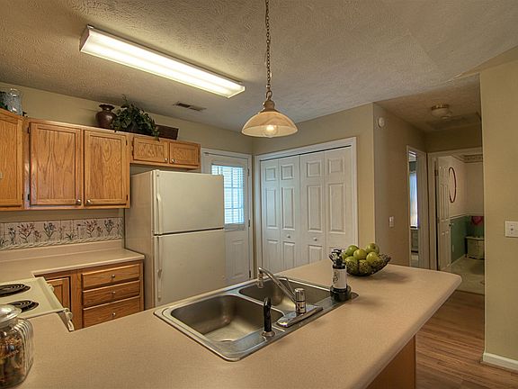 5th image of 303 Kingsworth Ln