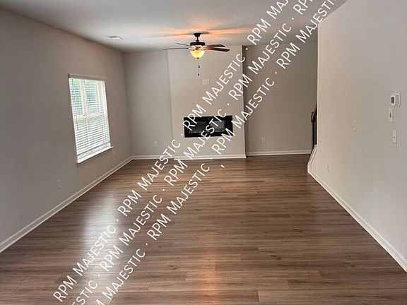 2nd image of 925 Lakehaven Ln