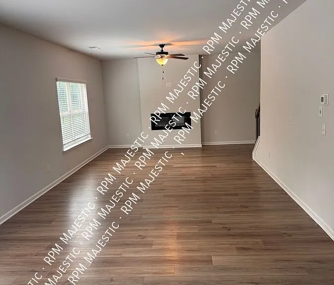 925 Lakehaven Ln — Photo 2