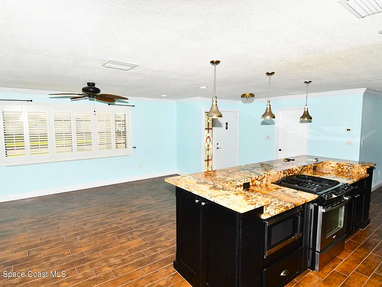 405 Sparrow Dr — Photo 10