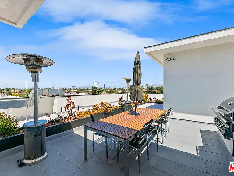 10842 Victory Blvd #201 — Photo 19