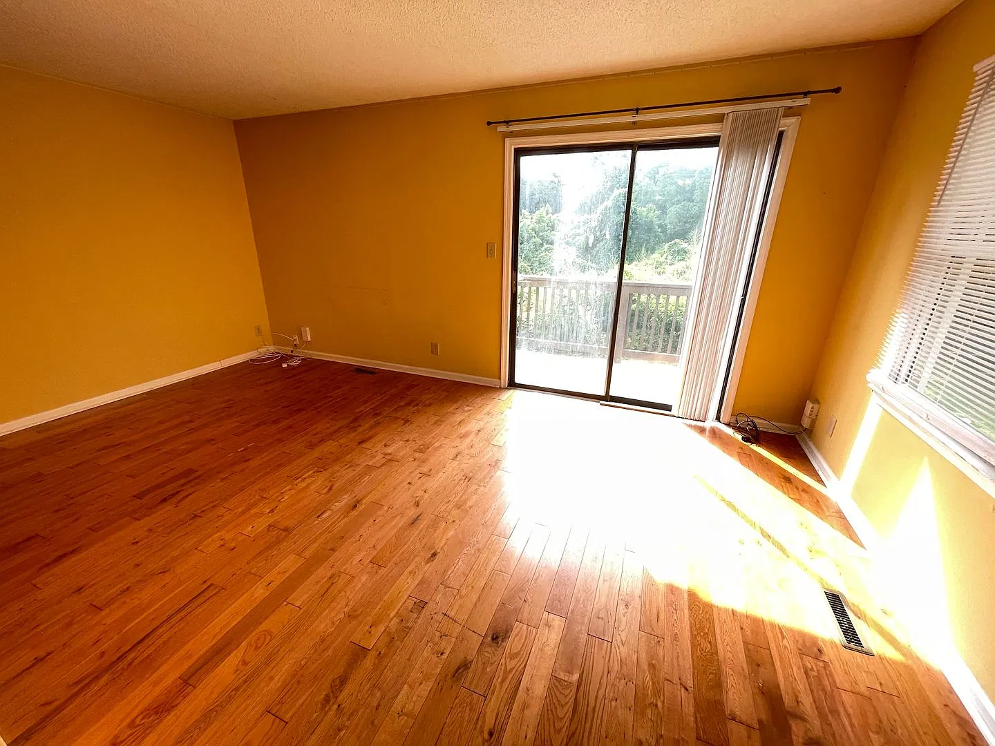Inviting, updated 4br 3.5ba duplex w/ parking on Edwards St. Walk to Campus! — Photo 4