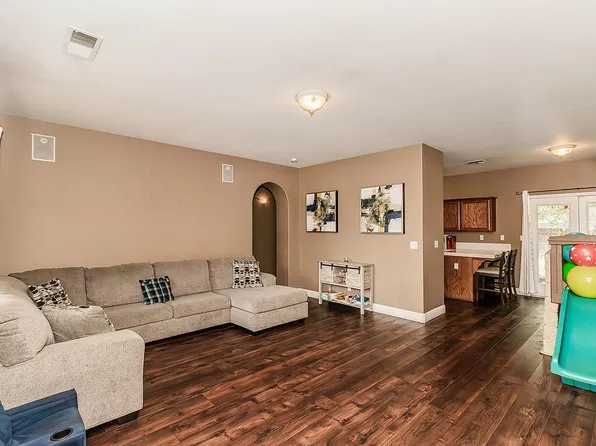 647 W Nevada St, Kingsburg, CA 93631