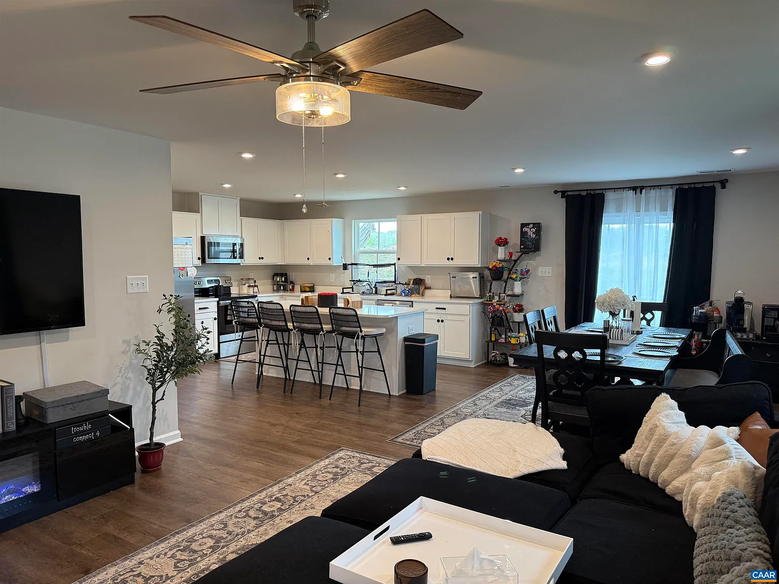 6 bed, 3.0 bath, 2540 sqft, $3,000 — Photo 2