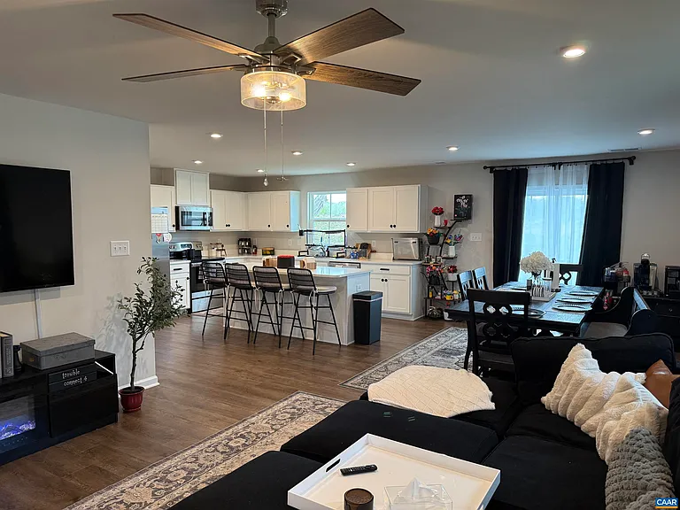 109 Walsh Ln — Photo 2