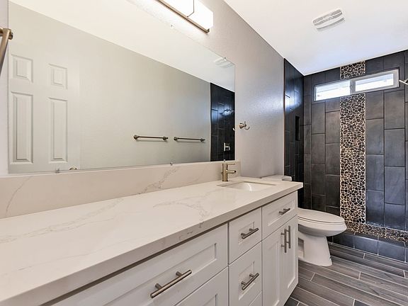 5th image of 140 E Manhatton Dr