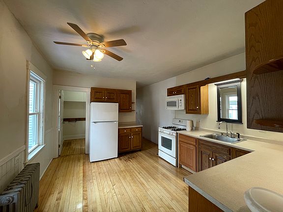 3rd image of 32 Walnut St