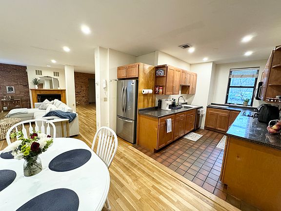 3rd image of 96 Gainsborough St #4