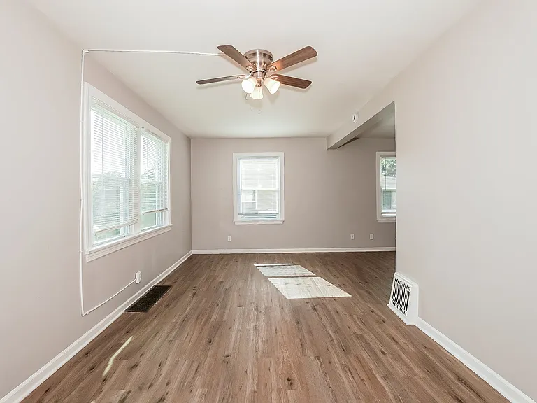 585218_017_living_room_13048194.jpg