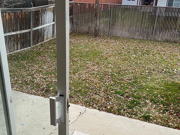 Fully gated private back yard. Great for dogs.