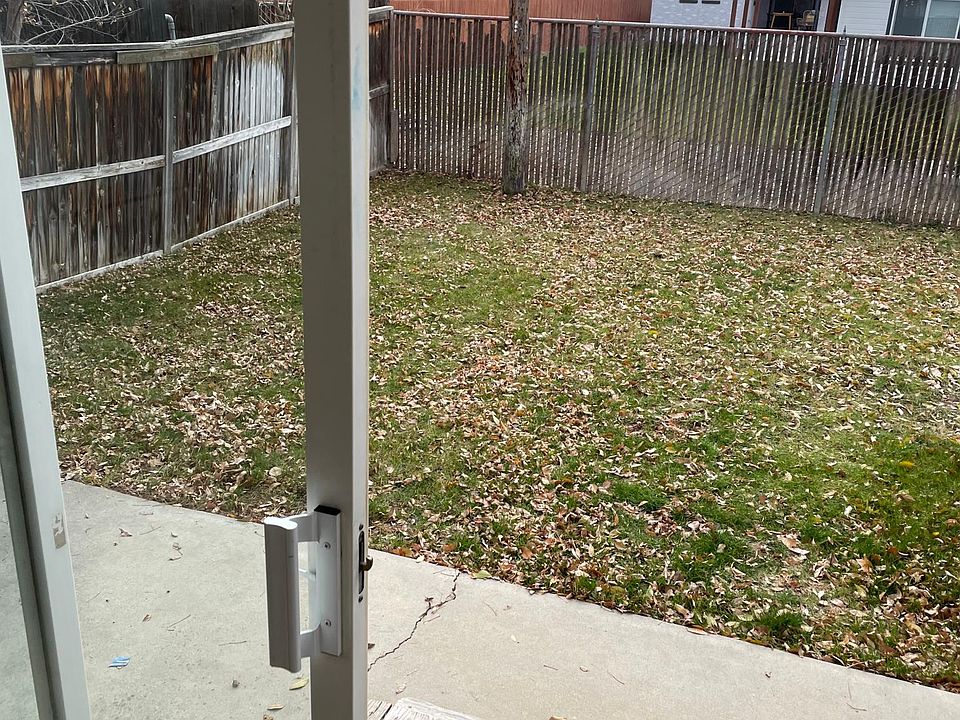 Fully gated private back yard. Great for dogs.