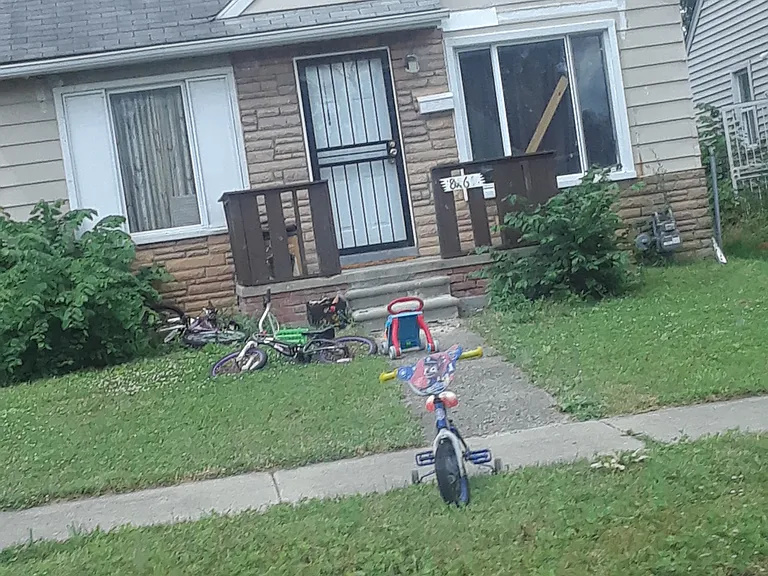 8461 Plainview Ave — Photo 1
