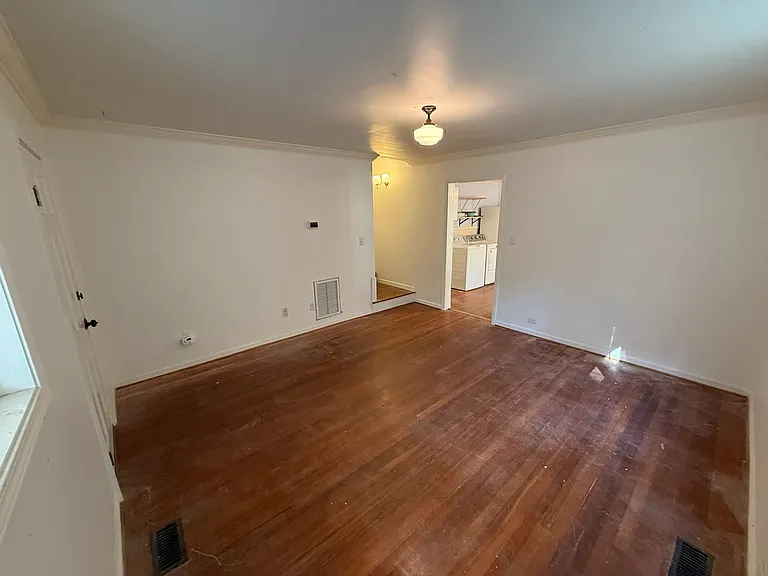 910 Orient St — Photo 2