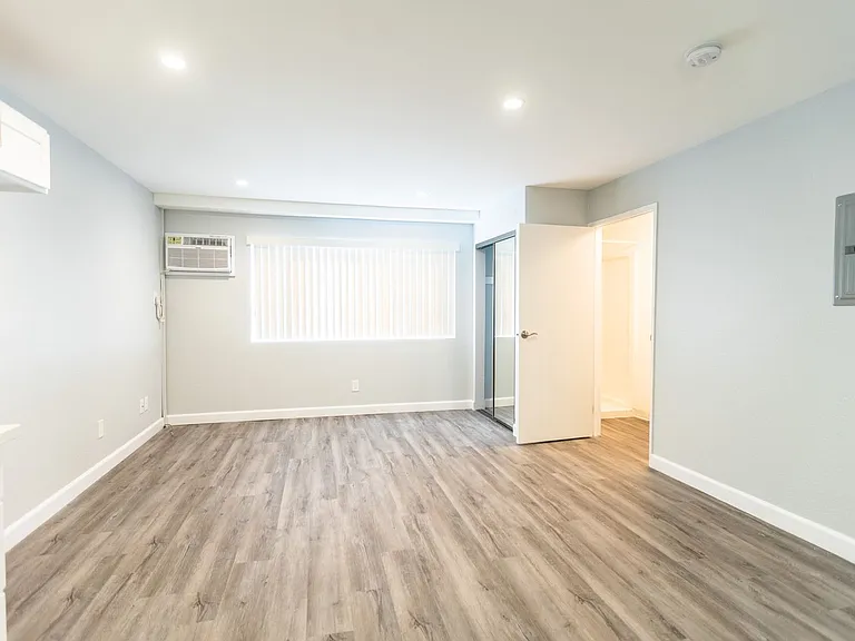 226 South Serrano — Photo 5