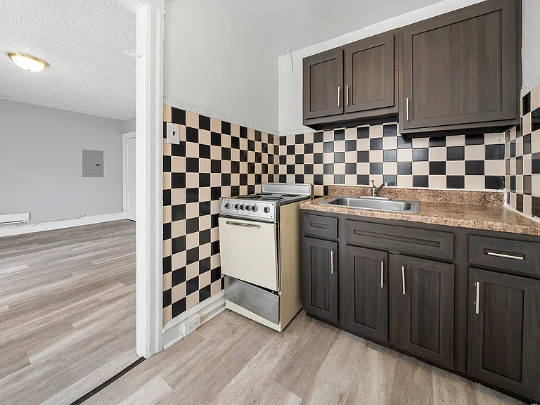 Avondale Apartments — Photo 10