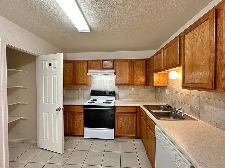 5007 John David Dr — Photo 9