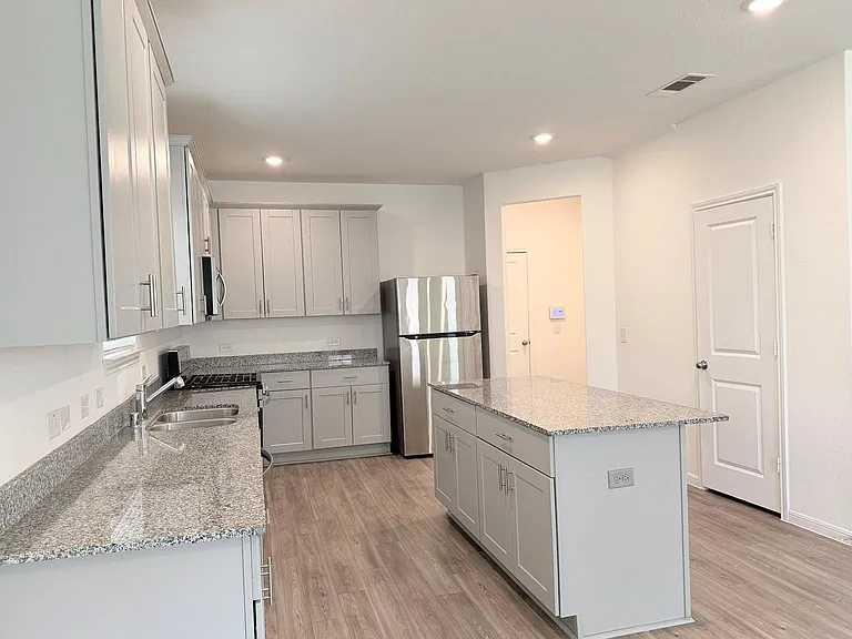 1020 Laguna Cove Dr — Photo 8