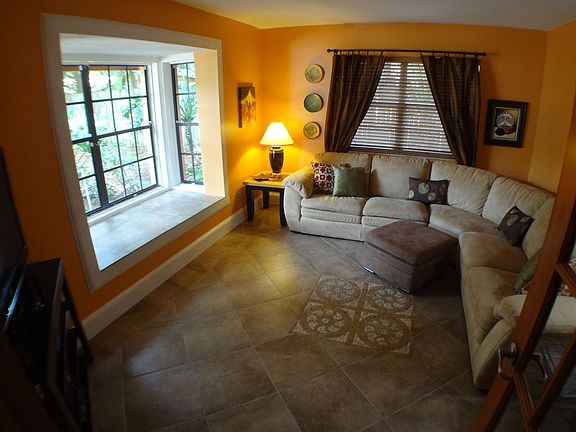 3rd image of 281 Queensberry Ct