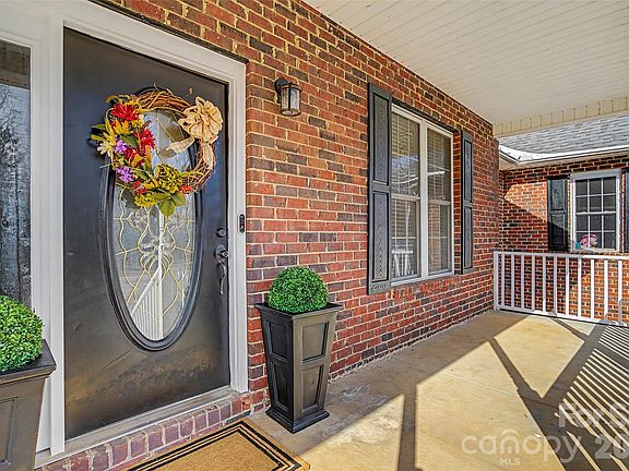 3rd image of 625 Britt Ln